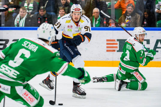 Djurgårdens Axel Jonsson Fjällby och Rögles Daniel Bertov
