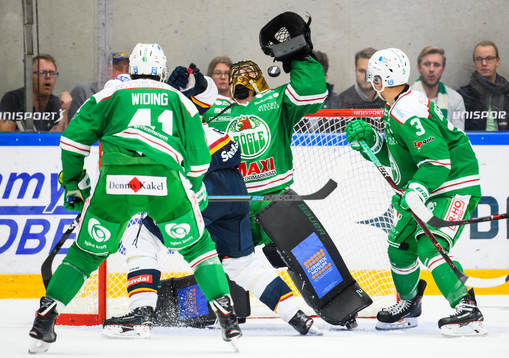 Rögles målvakt Justin Pogge räddar