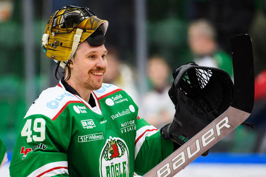 Rögles målvakt Justin Pogge jublar