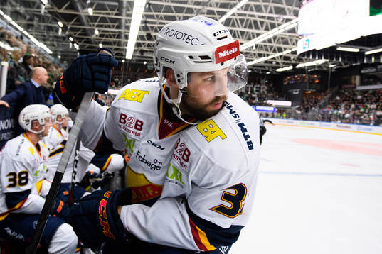 Djurgårdens Dick Axelsson deppar i båset