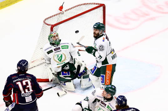 Färjestads målvakt Markus Svensson och Jesse Virtanen