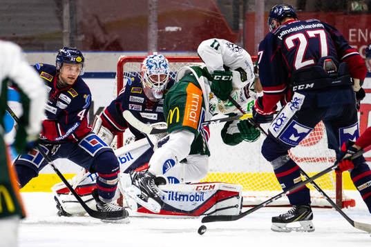 Linköpings målvakt Jonas Gustavsson räddar