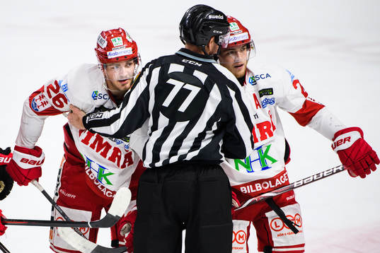 Timrås Hampus Larsson i diskussion med domaren