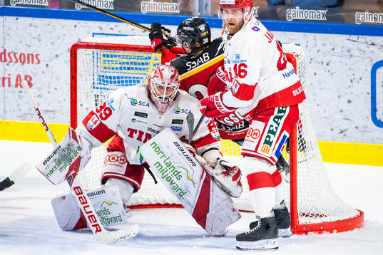 Timrås målvakt Niklas Svedberg, Luleås Emil Larsson och
