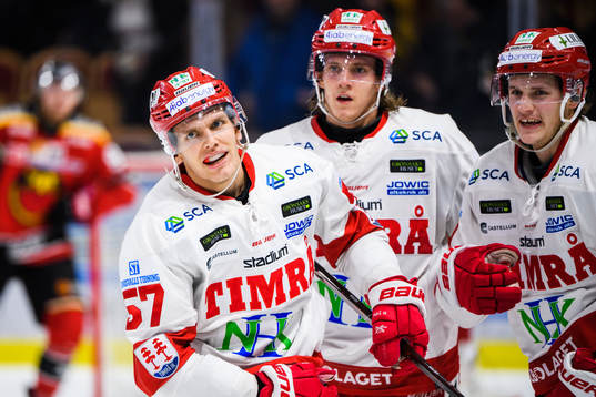 Timrås Anton Wedin jublar med lagkamrater