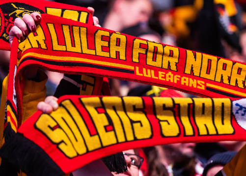 Luleås supportrar håller upp halsdukar