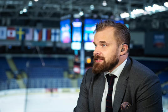 TV commentator Sanny Lindström in the C More tv studio