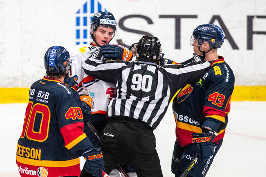 Djurgårdens Jacob Josefson och Tom Nilsson i diskussion