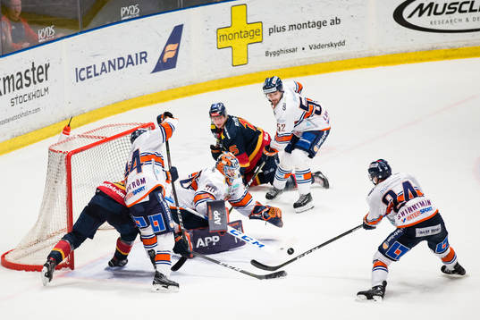 Växjös målvakt Viktor Fasth med en räddning