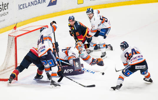 Växjös målvakt Viktor Fasth med en räddning