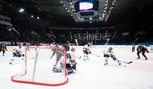 Växjös Brendan Shinnimin rensar en puck