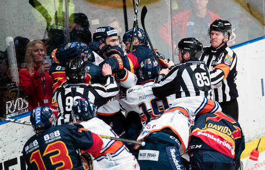 Gruff med Växjös Daniel Rahimi bakom mål