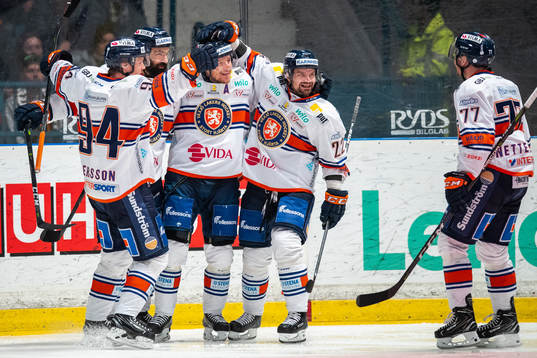 Växjös Erik Josefsson jublar med lagkamrater