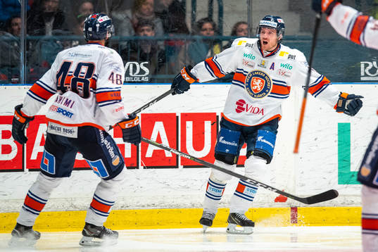 Växjös Erik Josefsson jublar med lagkamrater