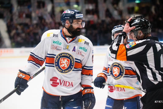 Växjös Daniel Rahimi diskuterar med Domare Mikael