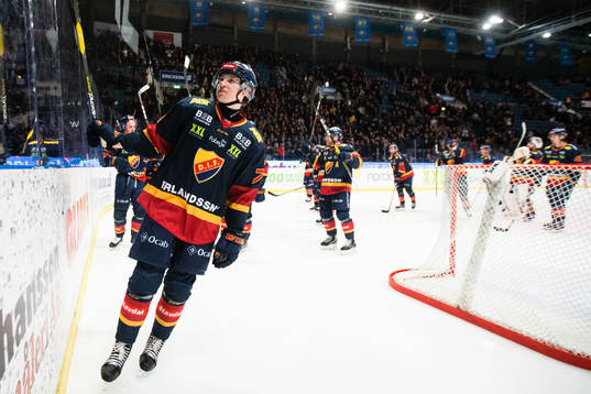 Djurgårdens Marcus Davidsson jublar och tackar fansen