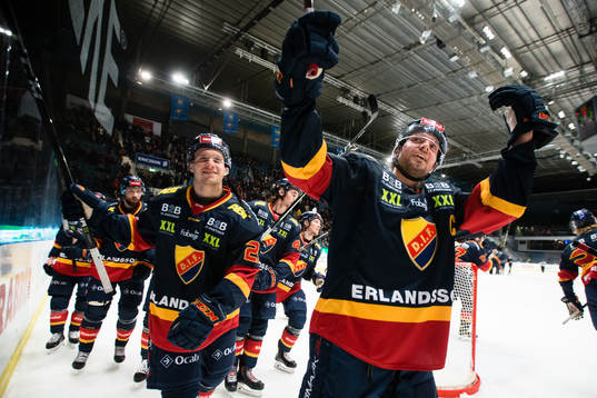 Djurgårdens Jacob Josefson (närmast i bild) jublar med