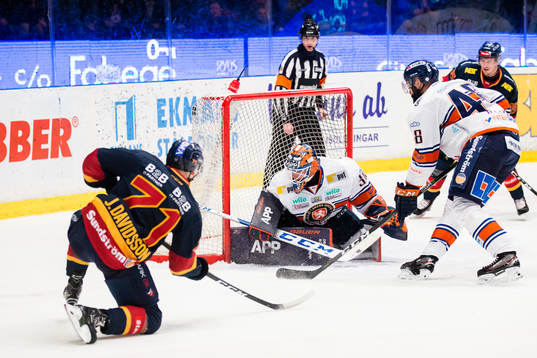 Växjös målvakt Viktor Fasth släpper in 1-1 målet av