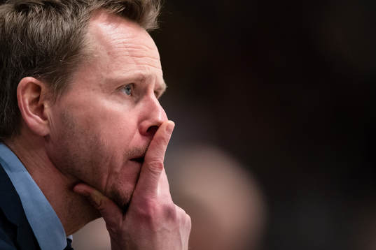 Djurgårdens tränare Robert Ohlsson ser fundersam ut