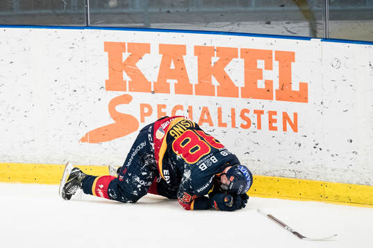 Djurgårdens Olle Alsing åker på en tackling bakifrån av