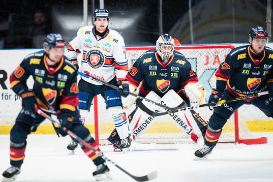Växjös Brendan Shinnimin framför Djurgårdens målvakt