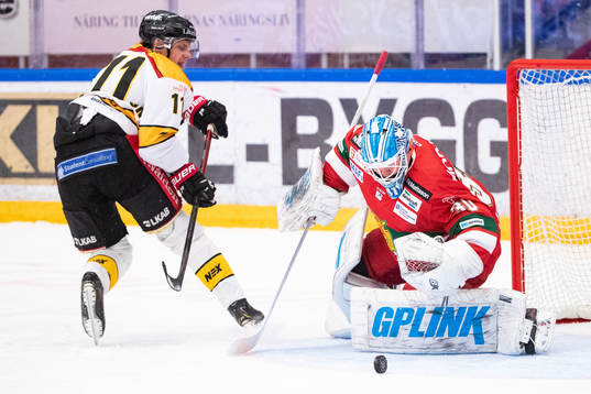 Luleås Petter Emanuelsson och Moras målvakt Janne Juvonen