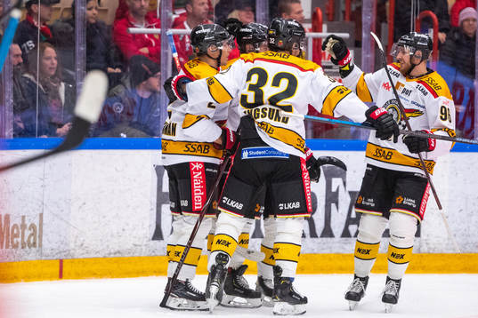 Luleås Oscar Engsund jublar med lagkamrater