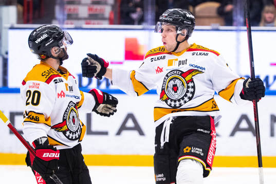 Luleås Petter Emanuelsson jublar med Jack Connolly