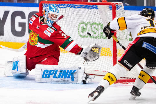 Luleås Einar Emanuelsson gör 3-6 bakom Moras målvakt