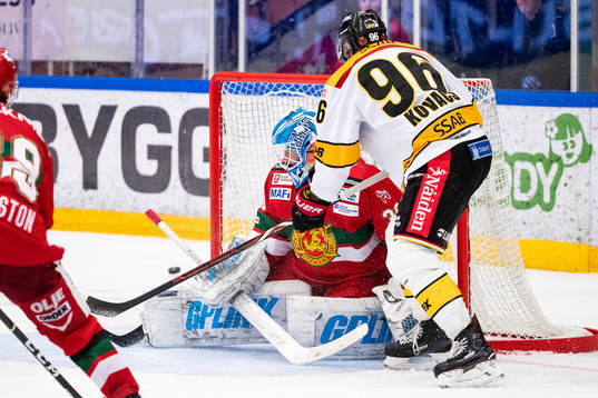 Luleås Robin Kovacs och Moras målvakt Janne Juvonen