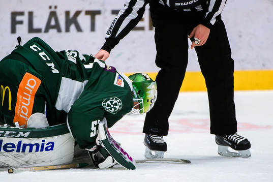 Färjestads målvakt Markus Svensson får en puck på sig