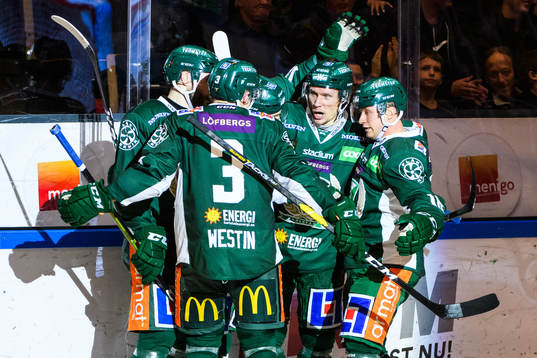 Färjestads Jesper Olofsson jublar med lagkamrater