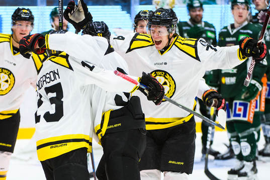 Brynäs Tomi Sallinen jublar med lagkamrater