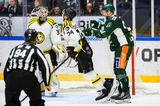 Färjestads Theodor Lennström tacklar Brynäs Nicklas
