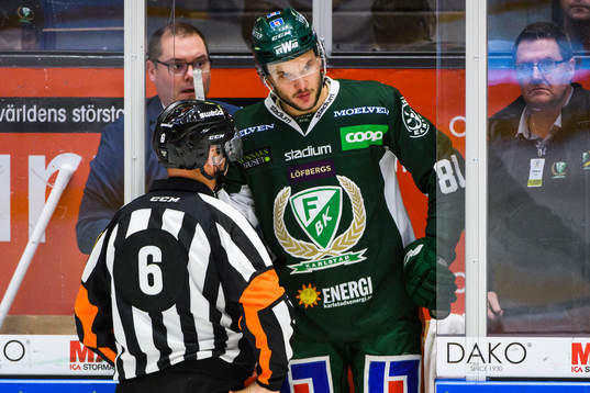 Färjestads Theodor Lennström lämnar isen