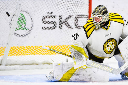 Brynäs målvakt David Rautio räddar