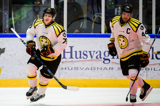 Brynäs Daniel Mannberg och Jacob Blomqvist jublar