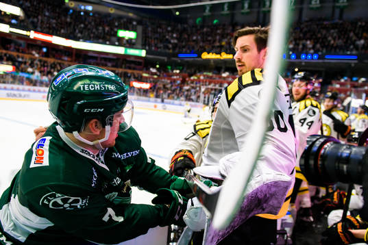 Färjestads Johan Ivarsson och Brynäs Jesper Jensen (ej i