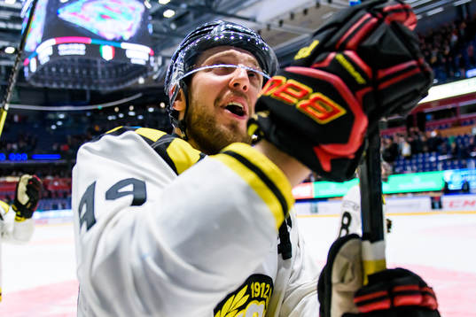 Brynäs Jacob Blomqvist jublar och tackar publiken