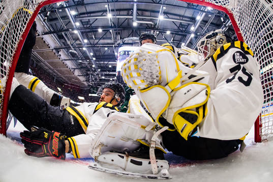 Mycket folk framför Brynäs målvakt David Rautio