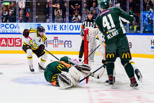 Brynäs Ryan Gunderson gör 1-1 bakom Färjestads målvakt