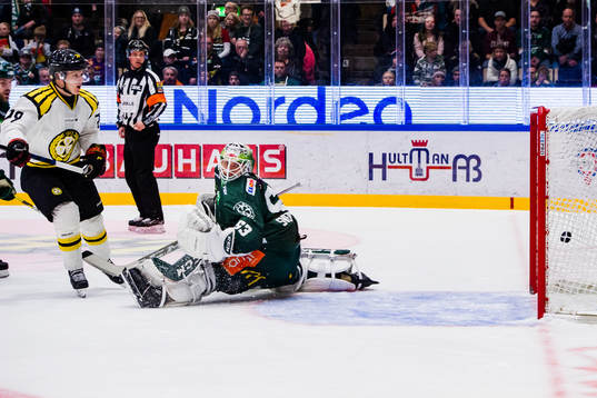 Brynäs Daniel Mannberg gör 1-2 bakom Färjestads målvakt