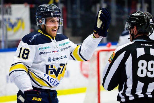 s Joakim Andersson i diskussion med domaren