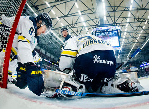 s Nils Andersson och målvakt Jonas Gunnarsson