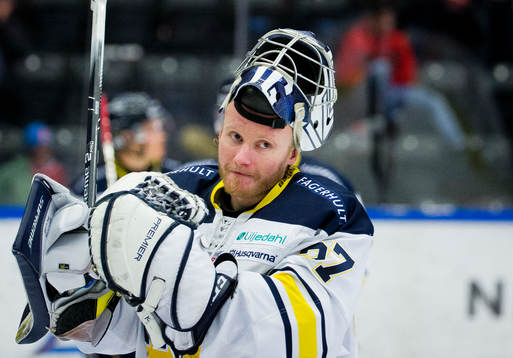 s målvakt Jonas Gunnarsson jublar