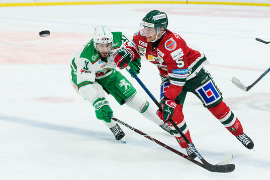 Frölundas Chay Genoway före Rögles Mattias Sjögren