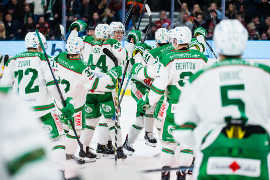 Rögles Leon Bristedt  jublar med lagkamrater