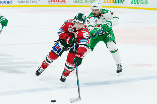 Frölundas Pathrik Westerholm före Rögles Daniel Widing