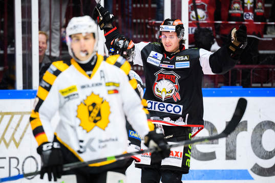 Malmö Redhawks Nick Olesen jublar