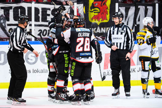 Malmö Redhawks Christoffer Forsberg jublar med lagkamrater